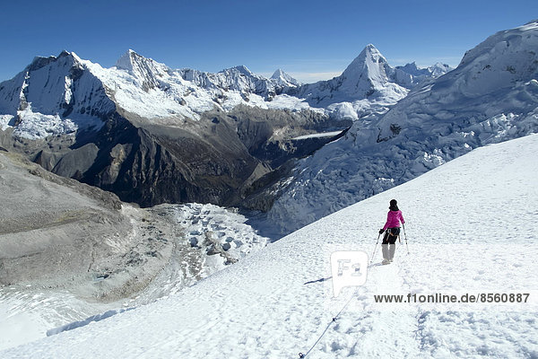Bergsteigerin beim Aufstieg zum Nevado Pisco  Cordillera Blanca  Peru