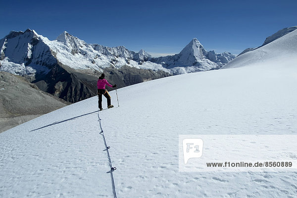 Bergsteigerin beim Aufsteieg zum Nevado Pisco  Cordillera Blanca  Peru