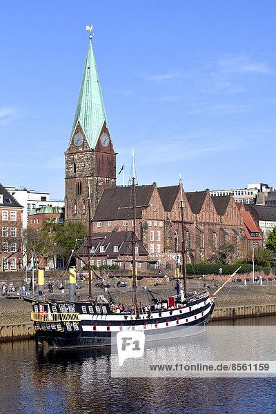 St. Martini Church  former Seamen's Church  on the bank of the Weser River  museum ship  Bremen  Germany