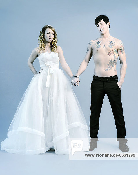 Hochzeitsfoto  Braut und Bräutigam  er mit nacktem Oberkörper mit Tätowierungen