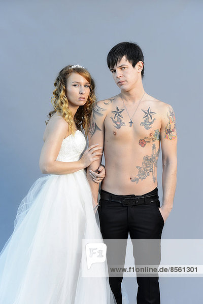 Hochzeitsfoto  Braut und Bräutigam  er mit nacktem Oberkörper mit Tätowierungen