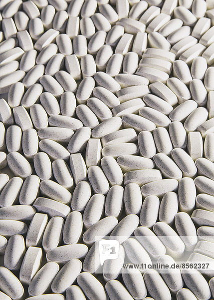 Vitamin-C-Zusätze  weiße ovale Tabletten zum Verzehr.