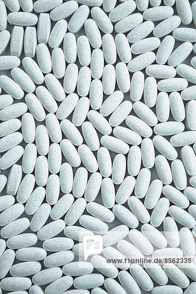 Vitamin-C-Zusätze  kleine blaue ovale Tabletten.