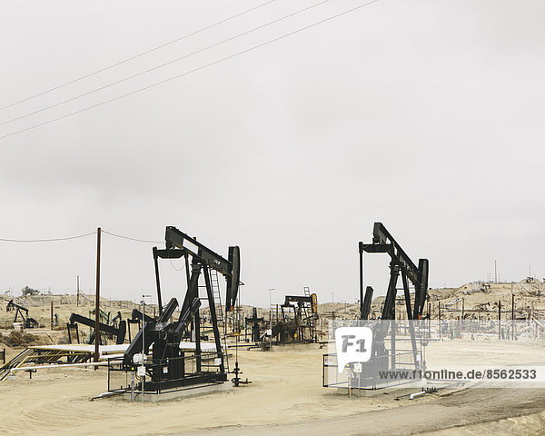 Bohrinseln und Bohrlöcher in den Schieferölfeldern des Midway-Sunset  den größten in Kalifornien