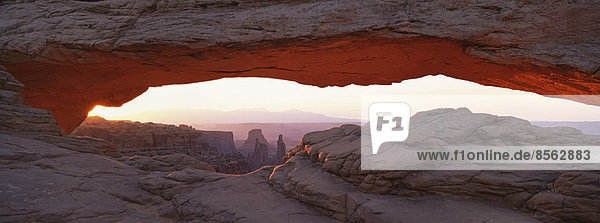 Der Mesa-Bogen  ein natürlicher erodierter Felsbogen  im Canyonlands-Nationalpark.