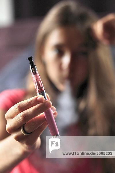 Frankreich  junges Mädchen raucht eine elektronische Zigarette