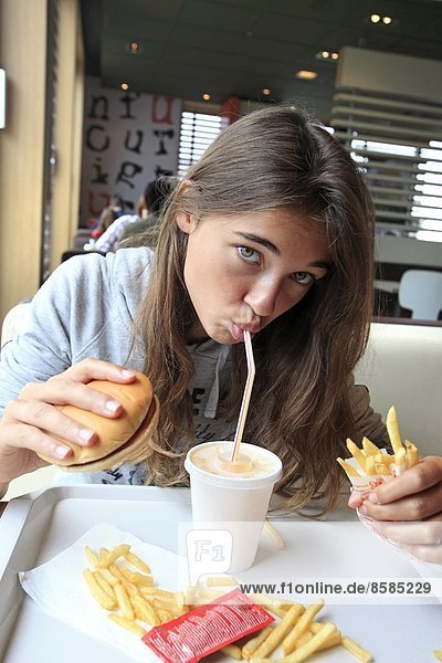 Frankreich  junges Mädchen im Fastfood.