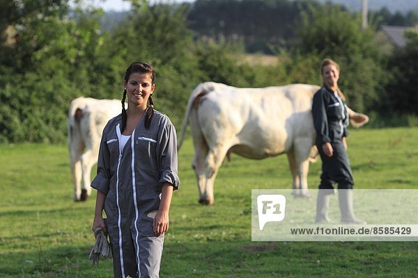 Frankreich  zwei Bauernmädchen posieren mit Kühen