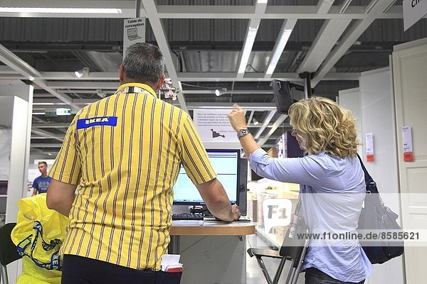 Frankreich Kunde und Berater in einem Ikea-Geschäft.