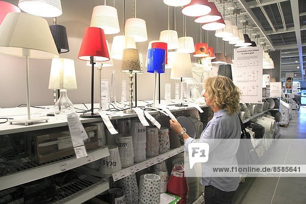 Frankreich Frau in einem Ikea-Laden.