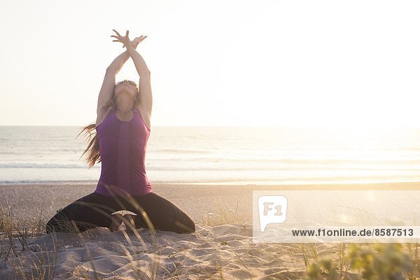 Frau praktiziert Yoga vor dem Meer  Landungen  Hossegor