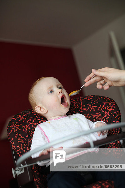 Ein kleines Mädchen beim Essen
