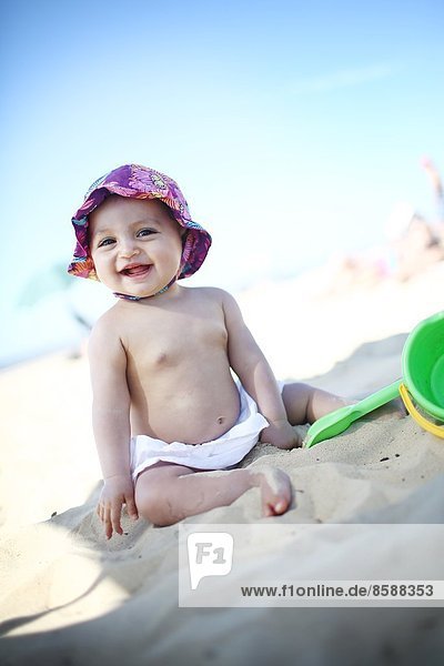 Ein kleines Mädchen am Strand