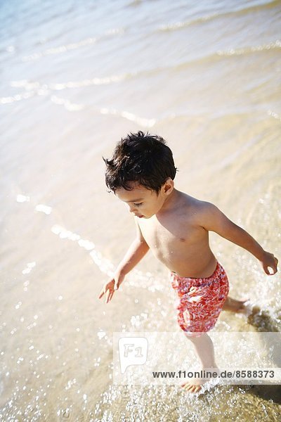 Ein kleiner Junge am Strand