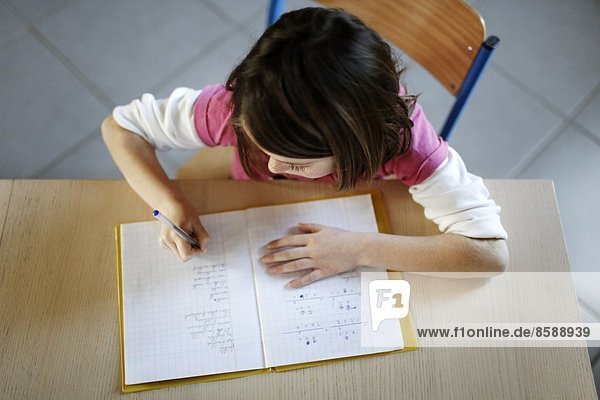 Kleine Mädchen bei den Hausaufgaben