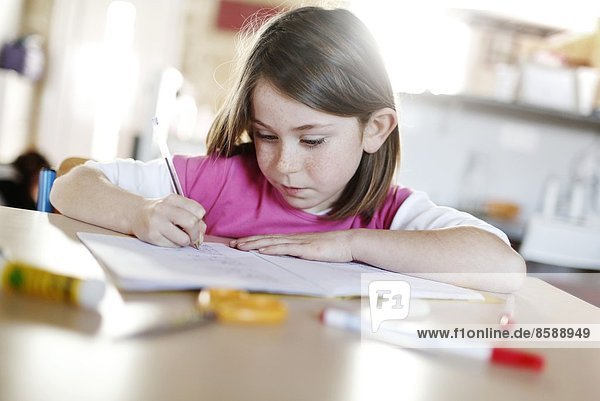 Kleine Mädchen bei den Hausaufgaben