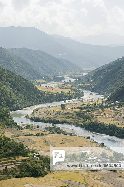 Flusslandschaft  Fluss schlängelt sich durch ein Tal  bei Punakha  Himalaja  Königreich Bhutan
