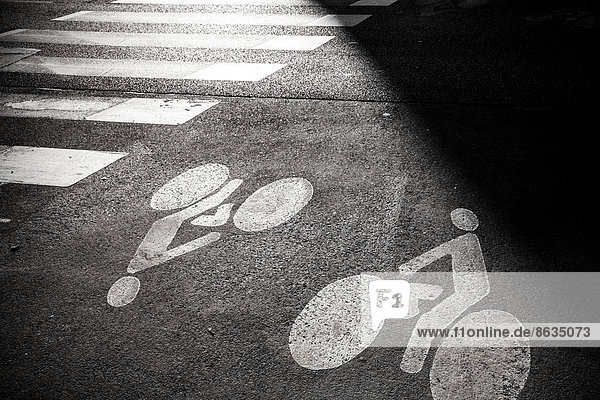 Radweg  Straßenmarkierungen  Frankreich