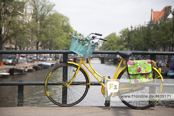 Buntes Fahrrad auf einer Brücke  Amsterdam  Niederlande