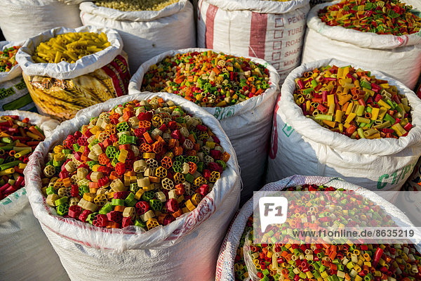 Verschiedene Nudelsorten zum Verkauf in Säcken auf einem Markt unter freiem Himmel  Mumbai  Maharashtra  Indien