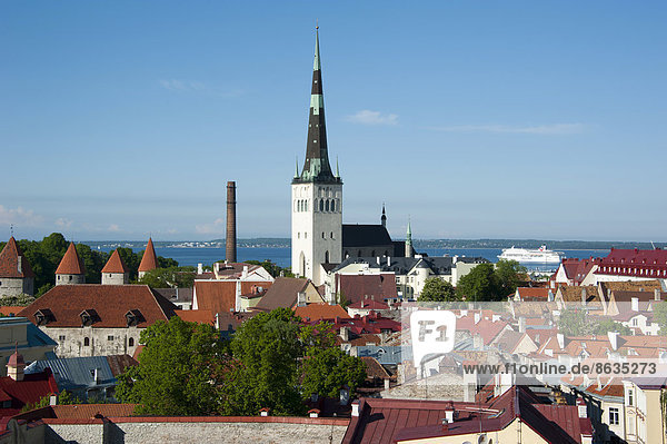 Ausblick vom Domberg auf die Unterstadt und die Olaikirche  Altstadt  Tallinn  Estland  Baltikum