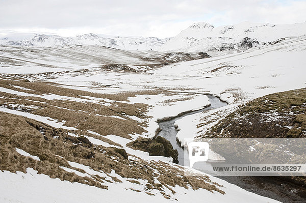 Isländische Landschaft nach einem kurzen Schneefall  bei Vik  Suðurland  Island
