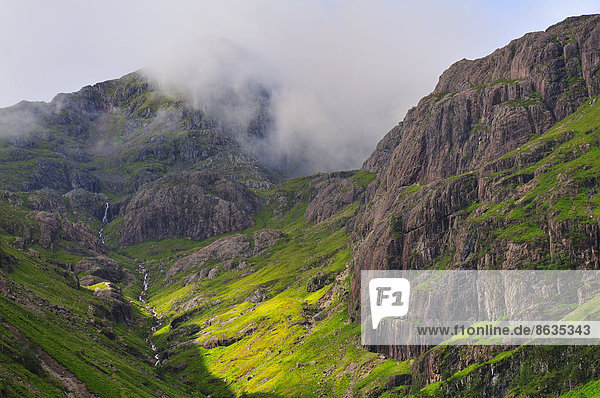 Wolken hängen in einem Einschnitt bei den Tree Sisters  Glen Coe  Ross Skye and Lochaber  Highlands  Schottland  Großbritannien