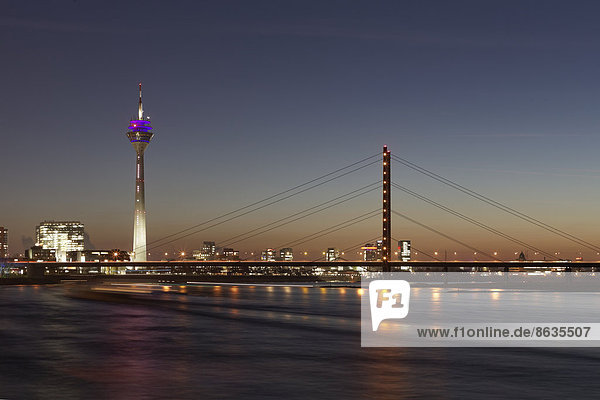 'Skyline mit Rheinturm  Hochhaus ''Stadttor'' und Rheinkniebrücke  Dämmerung  Düsseldorf  Nordrhein-Westfalen  Deutschland'