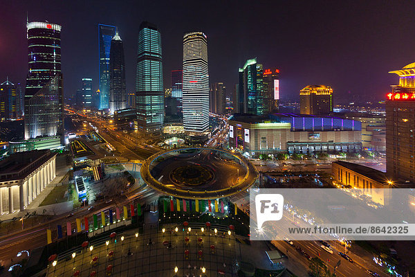 Der Lujiazui-Verkehrskreisel  mit einer erhöhten Fussgängerpromenade  nachts  Shanghai  China