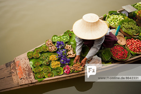 Schwimmende Märkte sind eine gemeinsame Tradition in ganz Südostasien. Bangkok  Thailand.