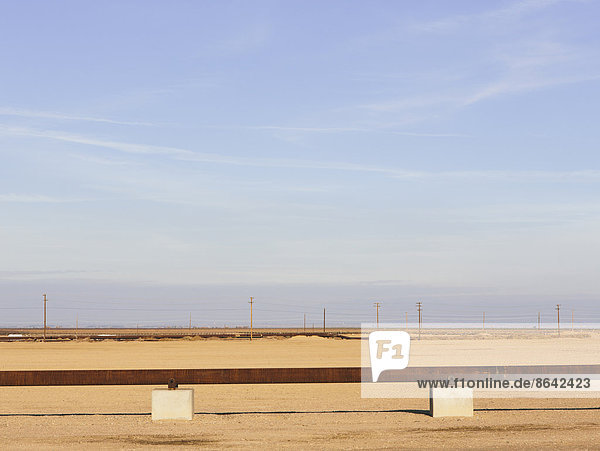 Hochgelegene Ölpipeline in den Midway-Sunset-Ölfeldern  dem größten Schieferölfeld in Kalifornien.