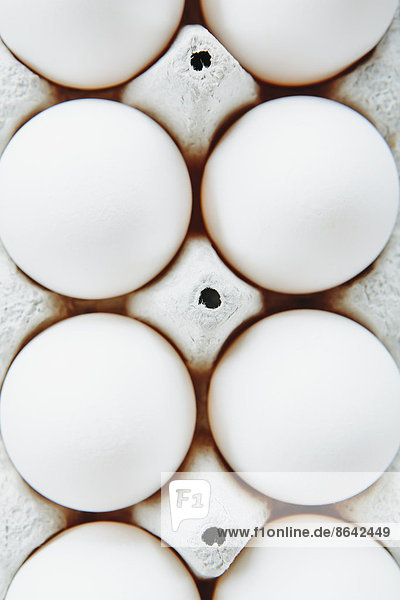 Blick von oben auf Freilandhaltung  Bio-Eier in einem Eierkarton aus Karton.