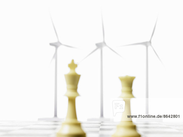 Umwelt-Schachbrett mit Windkraftanlagen