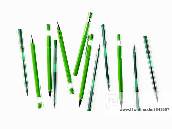 Grünes Büromaterial. Eine Gruppe Stifte in den Farben blau und grün.