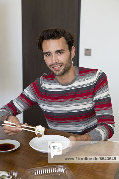 Mann mit Stäbchen und Sushi  Portrait