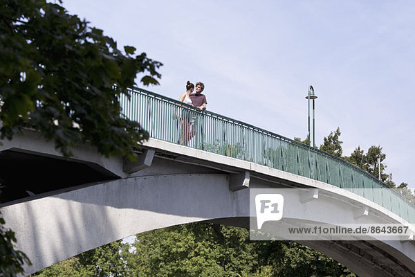Junges Paar auf der Brücke stehend