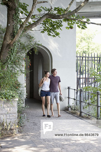 Junges Paar geht durch den Bürgersteig