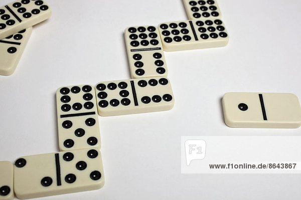Domino auf weißem Hintergrund  Nahaufnahme