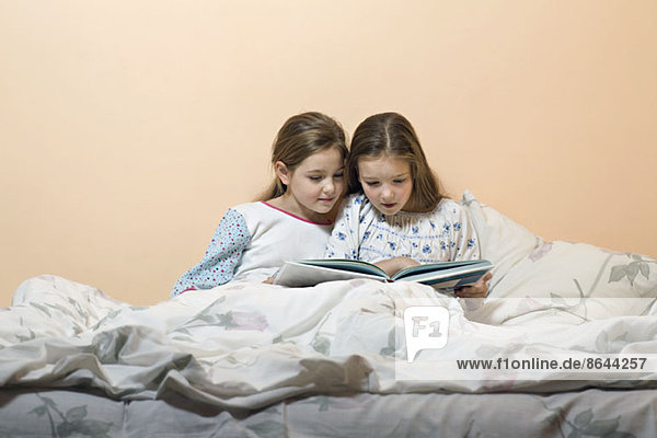 Mädchen lesen Geschichtenbuch