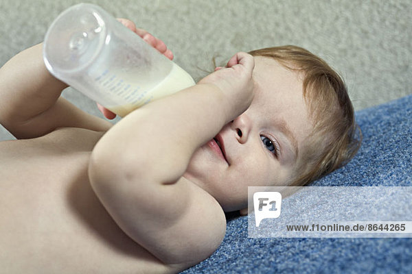 Baby Junge trinkt Milch aus der Milchflasche