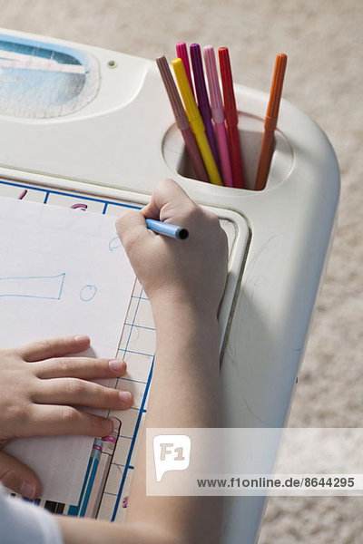 Kinderhandzeichnung auf Papier  Nahaufnahme