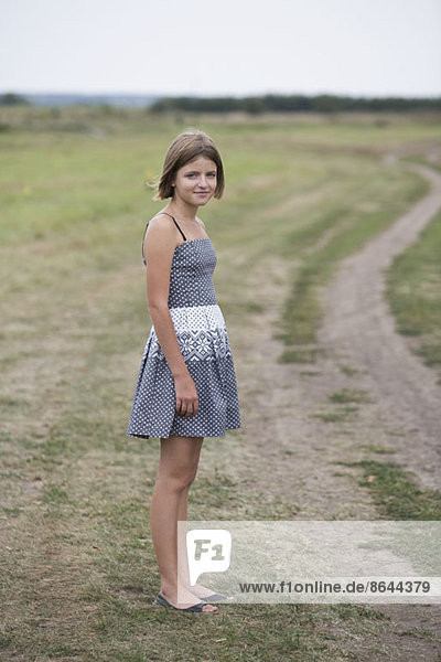 Porträt eines Teenagermädchens in der Nähe eines Feldweges