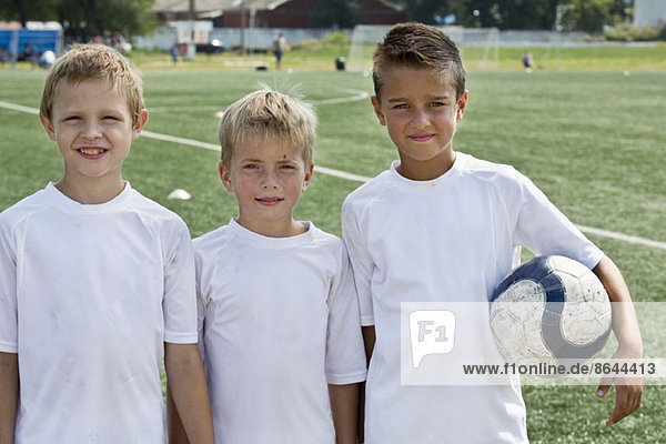 Portrait von Jungen mit Fußball