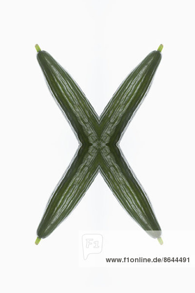 Ein digitaler Verbund von Spiegelbildern von Gurken in Form eines X