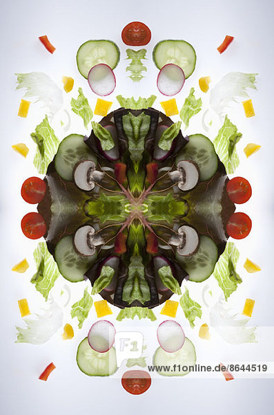 Ein digitaler Verbund von Spiegelbildern von Stücken eines gemischten Gemüsesalats