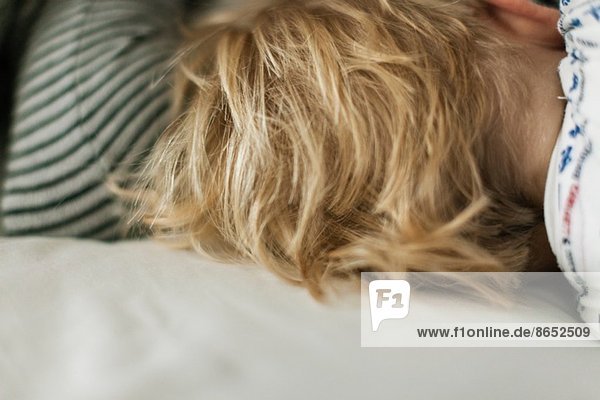 Blondes Haar des schlafenden Babys