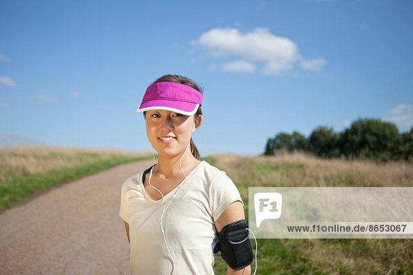 Porträt einer jungen Läuferin auf Schotterpiste
