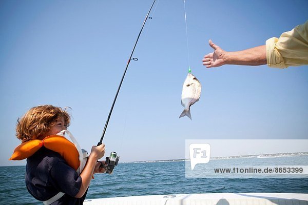 Junge mit Fisch auf dem Boot  Falmouth  Massachusetts  USA