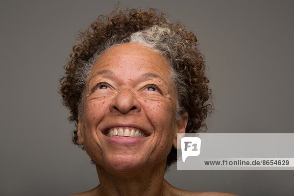 Nahaufnahme des Studioportraits der lächelnden Seniorin