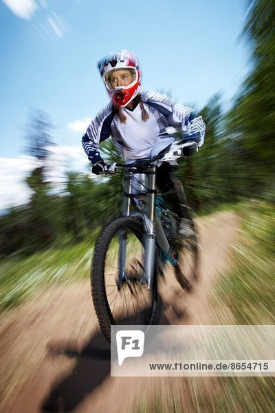 Mountainbikerinnen die bergab rasen